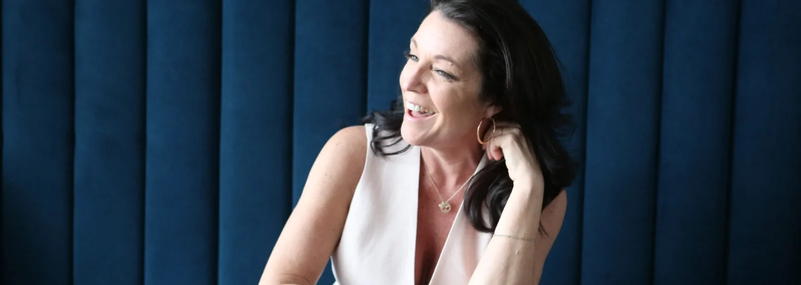 Nat seule devant rideau bleu